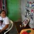 Tomasa López llora mientras contempla un altar dedicado a su hija Kathya, desaparecida desde los 16 años tras abandonar su hogar en 2016, en su casa del barrio Montreal, en Mejicanos, El Salvador.