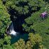Cabina del teleférico de Uruapan cruza sobre vegetación densa y una cascada en la Barranca del Cupatitzio en Michoacán