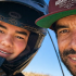 Mateo Díaz con casco de motocross posa junto a su padre Homero Díaz en una fotografía cercana, ambos sonrientes durante una jornada deportiva.