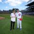 Pato O’Ward realizó el lanzamiento ceremonial en Wrigley Field y coincidió con una noche perfecta para Javier Assad, quien aseguró la victoria de los Cubs en extra innings.