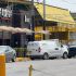Unidad del Semefo estacionada frente a un bar en Reynosa, Tamaulipas, con vehículos y zona acordonada tras un crimen reportado.