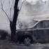 Vehículo calcinado junto a árbol tras incendio de pastizales en Huichapan, Hidalgo, con humo y terreno afectado por el fuego