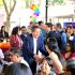 El alcalde Giovani Gutiérrez saluda a asistentes durante la feria de empleo incluyente en Coyoacán con presencia de empresas y público diverso.
