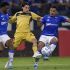 Exequiel Zeballos pelea una pelota entre dos jugadores del Cruzeiro.