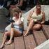 CIUDAD DE MÉXICO, 16MARZO2026.- Un par de mujeres tomal el sol mientras leen a través de su kindle en el Parque España.FOTO: GRACIELA LÓPEZ/CUARTOSCURO.COM