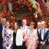 Tamara Caballero (centro), directora de Banco Multiva, afuera de la sucursal de Masaryk adornada con flores.