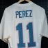 Por parte de la organización del Gran Premio de Miami de la F1 se le obsequió un jersey de futbol americano al piloto Sergio Pérez