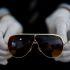 Gafas aviador de Michael Jackson sostenidas con guantes blancos durante presentación previa a subasta en Aguttes, Francia, abril de 2026