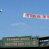 La protesta de los aficionados de Boston escaló a otro nivel al hacerse visible sobre el Fenway Park en pleno mal inicio de temporada.