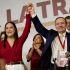 Ariadna Montiel y Alfonso Durazo levantan las manos en el escenario durante el Congreso Nacional de Morena, acompañados por dirigentes del partido.