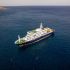Vista general del crucero MV Hondius anclado frente al puerto de Praia, donde se presentó un brote de hantavirus.