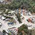 Vista aérea de maquinaria, vehículos y estructuras industriales en predio de Alameda Poniente en Álvaro Obregón antes de su recuperación ambiental