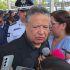 Julio Menchaca habla ante medios rodeado de policías y funcionarios en Pachuca durante un evento público de seguridad estatal