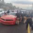 Policías municipales rodean un Camaro naranja detenido en carretera de Tlaxcala durante operativo en Apizaco tras reporte ciudadano