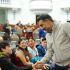 Jesús Sesma Suárez estrecha la mano de un joven en el Congreso de la Ciudad de México durante sesión legislativa con estudiantes presentes