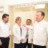 Alfonso Durazo dialoga con personal médico en un hospital de Sonora durante evento sobre becas de capacitación médica para el sector público.