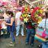 Personas comprando regalos por el Día de las Madres en la CDMX.