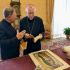 El cardenal Pietro Parolin revisa un ejemplar del libro La práctica de la presencia de Dios junto a un sacerdote en una sala del Vaticano