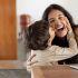 Hoy las mujeres no solo buscan equilibrar su vida personal y profesional, sino también seguir creciendo en ambas. La maternidad no detiene ese desarrollo, al contrario, fortalece habilidades clave como la organización, la toma de decisiones y el liderazgo.