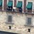Alrededor de las 17:05, los integrantes del grupo BTS salieron a uno de los balcones de Palacio Nacional, acompañados de la presidenta Claudia Sheinbaum,