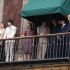 Alrededor de las 17:05 horas, los integrantes de BTS salieron al balcón de Palacio Nacional a saludar a sus fans