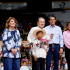 Alfonso Durazo entrega becas a estudiantes de primaria durante un evento del programa Sonora de Oportunidades en Hermosillo.