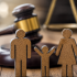 Representación de una familia frente a un mazo judicial relacionada con leyes sobre pensión alimenticia en Querétaro.