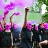 El colectivo feminista ucraniano Femen y el grupo Pussy Riot, con capuchas rosas, se manifestaron frente al pabellón ruso.