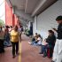 Fans de BTS esperan entre bailes, pancartas y cansancio antes del concierto