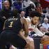 Cade Cunningham, defendido por James Harden, ante la mirada del coach de Detroit, J. B. Bickerstaff.