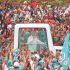 El papa León XIV saludando a una multitud en Bamenda, Camerún, durante su gira de 11 días por África en abril de 2026.