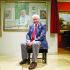 Sir David Attenborough posa junto a su retrato realizado por Bryan Organ en el Museo y Galería de Arte New Walk en Leicester, Gran Bretaña.