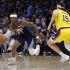 Shai Gilgeous-Alexander dribla ante la marca de Austin Reaves.
