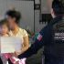 Policía de Guadalajara rescató a una bebé de un año que deambulaba sola en la colonia Lagos de Oriente; fue entregada sana y salva a su madre.
