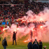 Jugadores del Slavia Praha invadieron el campo antes del final del encuentro ante el Sparta Praha, en el derby de Praga.