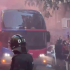 El camión del Barcelona fue atacado por sus propios fans antes del partido ante el Real Madrid.