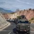 Vehículos blindados y patrullas de fuerzas de seguridad circulan por una carretera rumbo a Chilapa, Guerrero, para atender la zona de conflicto.