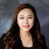 Eileen Wang posa en un retrato oficial con traje negro; la exalcaldesa de Arcadia, California, aparece frente a un fondo gris.