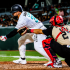 Sandy León jugó el domingo con los Saraperos de Saltillo, equipo con el peor récord de la Liga Mexicana de Beisbol, y apenas dos días después estará disponible para jugar con los Bravos de Atlanta, líderes de todas las Grandes Ligas.