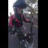 De acuerdo con el video difundido en redes sociales, el vehículo huyó luego de golpear a la joven motociclista y dejarla sobre el pavimento