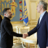 El presidente de Ucrania, Volodímir Zelenski, y el CEO de Palantir, Alex Karp, en la firma de su nueva alianza. Palantir es considerada una de las mayores empresas de espionaje, vigilancia y violatoria de privacidad en el mundo.