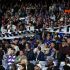 Aficionados en el Estadio Santiago Bernabéu mostraron su descontento con el rendimiento del Real Madrid mostrando pancartas contra el presidente Florentino Pérez.