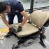 Personal de Marina inspecciona la silla de ruedas utilizada para ocultar 8.8 kilos de presunta cocaína asegurados en el AICM durante una revisión con apoyo canino.