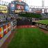Un aficionado cayó accidentalmente hacia el bullpen de los Royals de Kansas City durante el duelo ante los White Sox de Chicago, provocando una breve suspensión del encuentro mientras recibía atención médica.