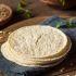Pila de tortillas de maíz nixtamalizado sobre una servilleta azul, alimento que aporta hierro, ácido fólico y calcio durante el embarazo.