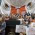Ricardo Monreal en el pleno de la Cámara de Diputados acompañado por legisladores de Morena durante un posicionamiento sobre la reforma judicial.