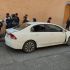 Tras el choque entre dos vehículos, uno de los automovilistas continuó su trayecto, situación que provocó la reacción del otro conductor, quien mostró una pistola de aire comprimido de utilería.