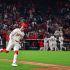 Zach Neto recorre las bases tras conectar el cuadrangular de dos carreras con el que los Angels dejaron tendidos a los Athletics y arruinaron la histórica noche de J.T. Ginn en Anaheim.