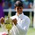 Carlos Alcaraz con su trofeo en Wimbledon en 2024.
