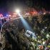 Labores de rescate nocturno de una camioneta con peregrinos que cayó a un barranco en Tepehuacán de Guerrero, Hidalgo
